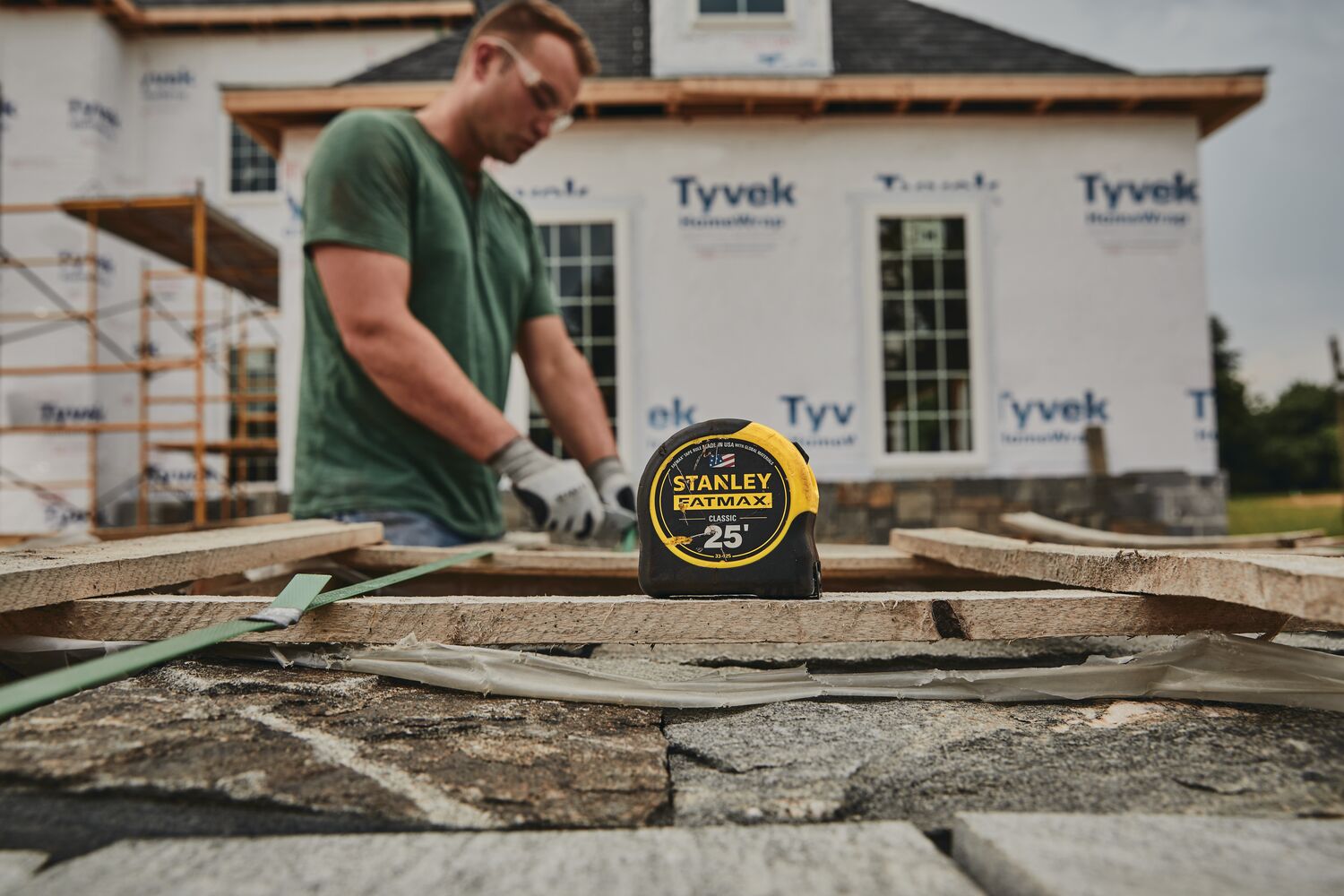 25 foot FATMAX classic tape measure placed on a work station outdoors. 25 foot FATMAX classic tape measure placed on a work station outdoors.