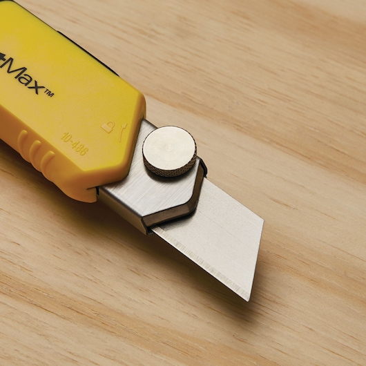 Blade feature of 25 Millimeter Fatmax snap off knife.