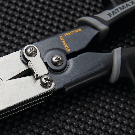 Locking jaw feature in fatmax snip crimper.
