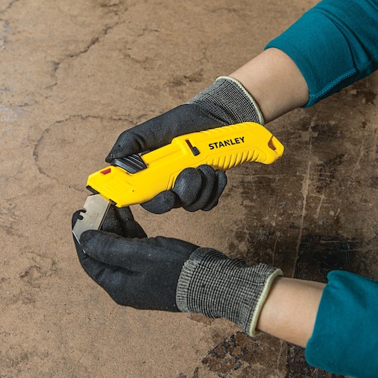 Tri Slide Safety Knife blade being changed.